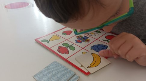 Verwendung von klar strukturierten, kontrastreichen Spielmaterialien