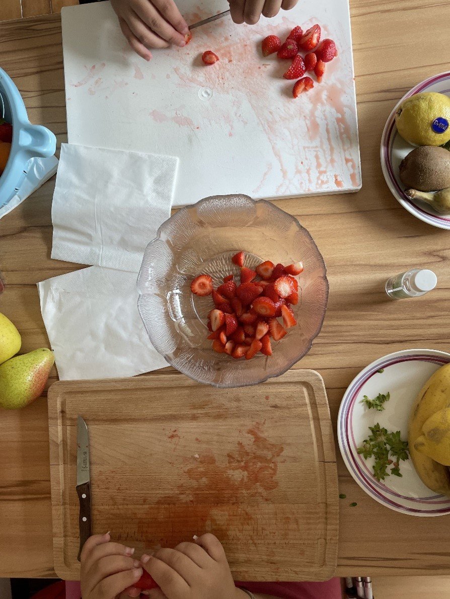 Lebenspraktische Fertigkeiten, Obst in Stücke schneiden