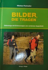 Das Buchcover zeigt zwei Personen in Wanderkleidung auf einem Waldweg, mit dem Titel Bilder, die tragen in gelber Schrift.