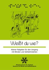 Das Bild zeigt ein grünes Cover eines Ratgebers für den Umgang mit Blinden und Sehbehinderten mit einer Illustration von Menschen in einer Straßenbahn und Braille-Schrift am oberen Rand.