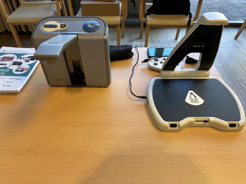 Zwei elektronische Lesegeräte stehen auf einem Tisch, die Menschen mit Sehbehinderungen beim Lesen unterstützen sollen.