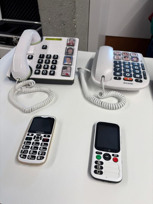 Telefone mit vergrößerten Tasten. Telefoni con tasti ingranditi.