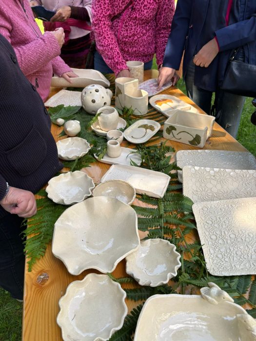 Manche Menschen erkunden die Skulpturen mit den Händen. Alcune persone esplorano tattilmente le sculture. 