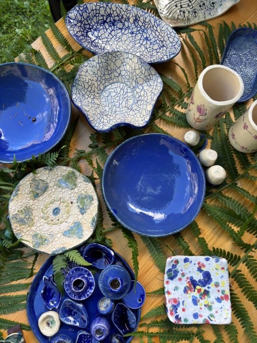 Keramikteller mit blauen Verzierungen. Piatti di ceramica con decorazioni blu. 