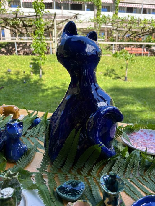 Blaue Keramikkatze. Gatto di ceramica blu. 