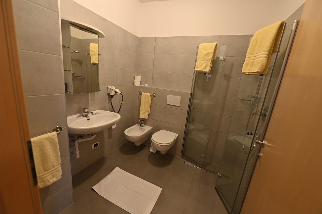 Badezimmer mit barrierefreier Dusche