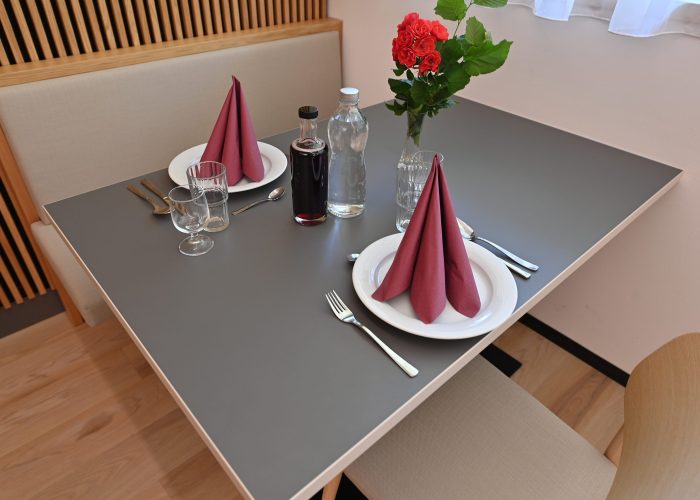 Dekorierter Tisch im Speisesaal